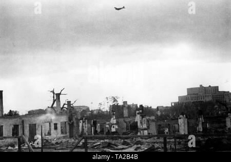 Ein deutsches Flugzeug Rundflug über die Ruinen von Minsk. Stockfoto