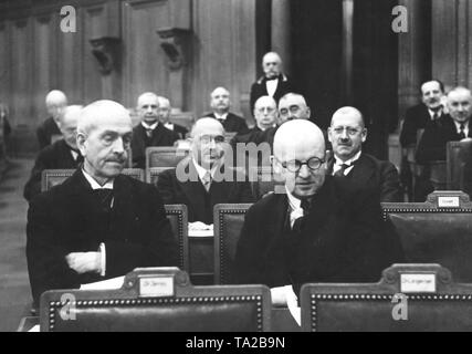 Sitzung des Preußischen Staatsrat in der Berliner Herrenhaus. Es wurde besucht, unter anderem durch (von links): Erste Reihe: Dr. Karl Steiniger und Dr. Bohne. Zweite Reihe: Dr. Fritzsohen und Hans-von Meibom (Undatiertes Foto). Stockfoto