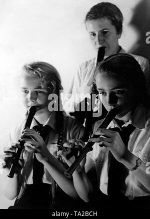 Junge BDM-Mädchen ein "orgenstaendchen" für Mütter auf dem Radio in Leipzig am Weihnachtstag (26. Dezember) um 08.30. Undatiertes Foto. Stockfoto