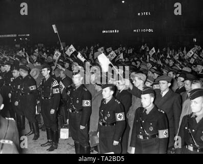 Nach dem Anschluss Österreichs, österreichischer Arbeiter an einer Deutschland Tour von der NS-Organisation "Kraft durch Freude" organisiert. Hier, mit Blick auf die Ankunft am Hauptbahnhof München. Im Vordergrund die Männer einer Nationalsozialistische Betriebszellenorganization (National Socialist Factory Zelle Organisation, NSBO). In den Hintergrund, die Beschriftungen der Thomasbrau und Hotel Metropol. Stockfoto