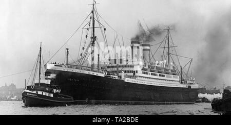 Der Schlepper 'Brunshausen' zieht die Hapag schnell Dampfer 'New York'. Stockfoto