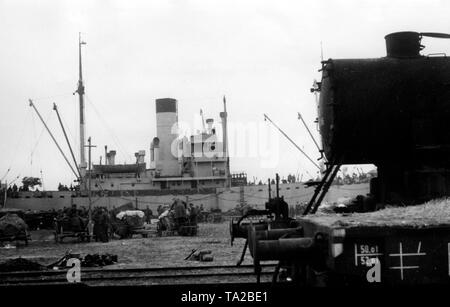 Einheiten der Wehrmacht Warten auf ein Schiff in einem Hafen in Ostpreußen in den Westen evakuiert werden. Stockfoto