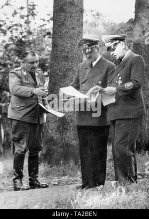 Von links nach rechts: Martin Bormann, Adolf Hitler und Joachim von Ribbentrop während einer Sitzung an Wolf's Lair (Deutsch: wolfsschanze) links, Adolf Hitlers erste Ostfront militärischen Hauptquartier im Zweiten Weltkrieg Stockfoto