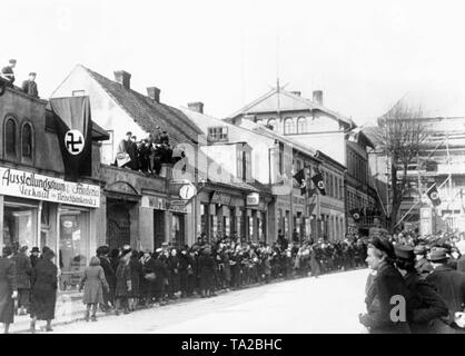 Zahlreiche Menschen warten in der Fleischbaenkenstrasse in Memel (Klaipeda) und die gesamte Memel, für die invasionstruppen der Deutschen Armee nach dem Abschluss der Deutsch-litauischen Vertrag. Stockfoto