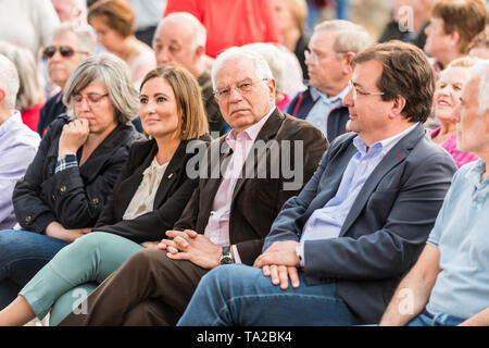 Josep Borrel, Kandidat für die PSOE in der Europäischen Wahlen, mit anderen lokalen Führer während der Rallye in Caceres sitzt. Stockfoto