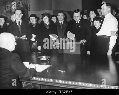 Die Wahl erfolgt im Stadtteil 'Horst Wessel' (jetzt) in Palisadenstrasse Friedrichshain, Berlin. In der Volksabstimmung, abgegebenen Stimmen über die Annexion des Sudetenlandes an das Deutsche Reich. Stockfoto