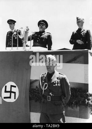 Foto der Caudillo General Francisco Franco zu einem Rednerpult während eine Adresse der Legion Condor anlässlich einer Siegesparade in Burgos, Kastilien und Leon, am 23. Mai 1939. Von links nach rechts: die spanische Luftwaffe Allgemein, Alfredo Kindelan Duany, Franco, Kommandant der Legion Condor, Major General Wolfram Freiherr von Richthofen. Unter dem Rednerpult steht ein zum Ersten Offizier der Ehrenlegion. Neben ihm, eine Hakenkreuzfahne. Stockfoto