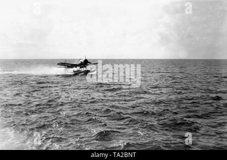 Eine Arado Ar 196 Wasserflugzeug landet in den Atlantik nach einem Erkundungsflug während einer Mission. Foto: Winkelmann. Stockfoto