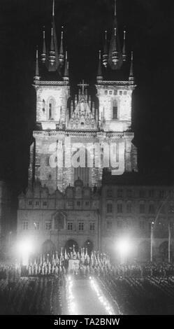 Ein Nazi Rally findet am Altstädter Ring in Prag anlässlich der Robert Ley besuchen. Im Hintergrund, die Kirche der Mutter Gottes vor Tyn. Seit März 1939, Prag wurde von der Wehrmacht besetzt. Stockfoto