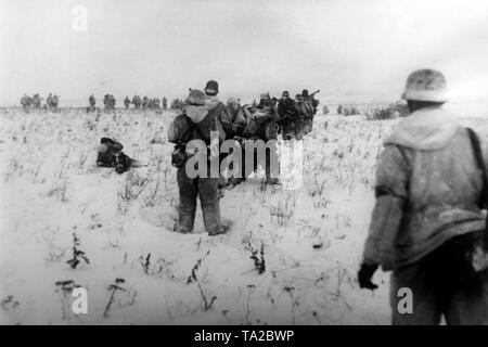 Deutsche Soldaten März über die schneebedeckte Felder in der Nähe der Stadt Toropez am Nordabschnitt der Ostfront. Foto der Propaganda Firma (PK): SS Kriegsberichterstatter Tufts. Stockfoto