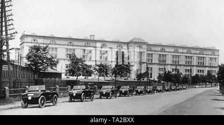 Hanomag 2/10 PS (kommissbrot) vor einem Verwaltungsgebäude der Hanomag-Werke in Hannover. Stockfoto