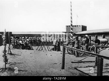 Festliche Service in einer Kaserne in der Nähe von Windhoek, von Curt von Francois, gegründet 1890, auf dem Gebiet der ehemaligen deutschen Kolonie Deutsch-Südwest-Afrika. Stockfoto