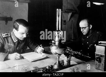 Zwei deutsche Soldaten Sitzen im Büro von einem Bataillon command Post südöstlich des Ilmensees See. Sie gehören vermutlich zu den Infanterie Regiment 271/ "feldherrnhalle". Foto der Propaganda Firma (PK): kriegsberichterstatter Elle. Stockfoto