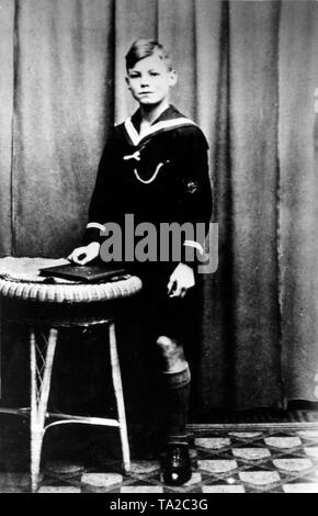 Der spätere SPD-Politiker Willy Brandt (dann Herbert Frahm) als der 12-jährige Teenager in einem matrosenanzug, möglicherweise eine Uniform der Sozialdemokratischen "Reichsarbeitsgemeinschaft der Kinderfreunde", die Brandt 1925 beigetreten. Stockfoto