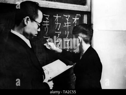 Anlässlich des Jahrestages der deutsch-japanischen Kulturabkommen, japanische Sprache wurde als Unterrichtsfach an der SS Heimschule Joachimsthalsches Gymnasium in Templin akzeptiert. Hier ein Junge ist Schreiben japanische Schriftzeichen an die Tafel. Foto: Baltol Stockfoto