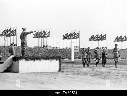 Adolf Hitler, in der Tribüne stehen, begrüßt die marschierenden Oberkommandierenden der Streitkräfte. Von rechts: Werner von Blomberg, Erich Raeder, Hermann Göring, Werner von Fritsch. Auf Hitlers links Rudolf Hess. Stockfoto