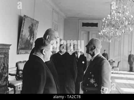 Reich Protector Wilhelm Frick (rechts) im Gespräch mit den Mitgliedern des Tschechischen Protektorat auf der Prager Burg. Nach der Ermordung von Reinhard Heydrich Wilhelm Frick ist als Reich Protector von Böhmen und Mähren ernannt. Stockfoto