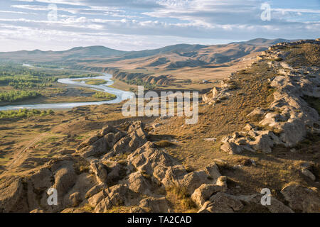 Die schöne Landschaft in der Abendsonne. Mtkvari River auf dem Hintergrund der Kaukasus, Blick aus der Höhle Stadt Uplistsikhe, Georgien Stockfoto