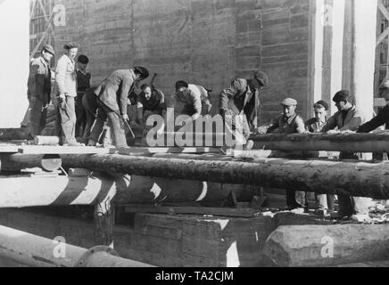 Für den Schutz der Küste des Atlantiks, des Ärmelkanals und der Nordsee, eine defensive System namens Atlantic Wall wurde geplant und teilweise von 1942 bis 1944 gebaut. Die Zwangsarbeit für den Bau verwendet, wie hier zu sehen. Stockfoto