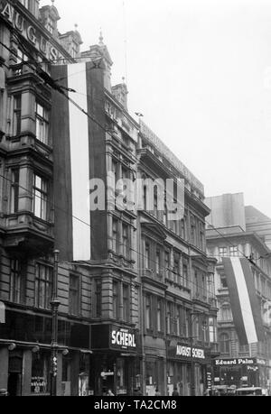 Anlässlich des Preußischen Landtags Wahlen, schwarz-weiß-roten Fahnen hängen auf der Scherlhaus in Jerusalemstrasse, Berlin. Schwarz-Weiß-Rot ist die Farbe der rechten Parteien. Stockfoto