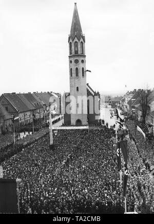 Propagandaminister Joseph Goebbels spricht zu den Menschen in Neuteich, eine Gemeinschaft, die in Danzig, anlässlich der Volkstag (parlamentarische) Wahl. Stockfoto