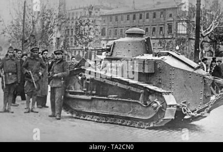 Eine Gruppe von spanischen nationalen Unterstützer (auf der linken Seite in gemischten Uniformen) vor einem beaverette bewaffnet mit einer automatischen Kanone (französisches Modell Renault FT 17, die die spanische Infanterie) im Zentrum von Zaragoza, Aragon, Spanien posieren. Im Hintergrund, Passanten. Die Republikaner versuchten Zaragoza vergeblich im Juli 1936 zu besetzen. Eine weitere Offensive im September 1937 ist fehlgeschlagen. Stockfoto