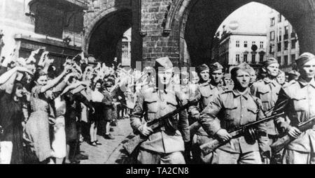 Die parteiliche Brigade Jan Zizka marschiert durch den Pulverturm in Prag. Die Wehrmacht zog sich aus Prag während des Prager Aufstands. Stockfoto