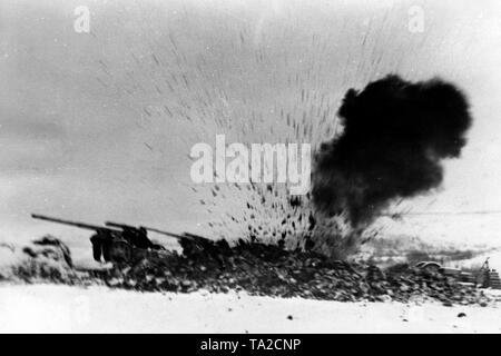 Eine sowjetische Granate hits einer deutschen Batterie positionieren. Es gab immer Straftaten, die auf beiden Seiten im Winter defensive Kämpfe von 1942/43 im Don. Foto der Propaganda Firma (PK): kriegsberichterstatter Maktry Stockfoto