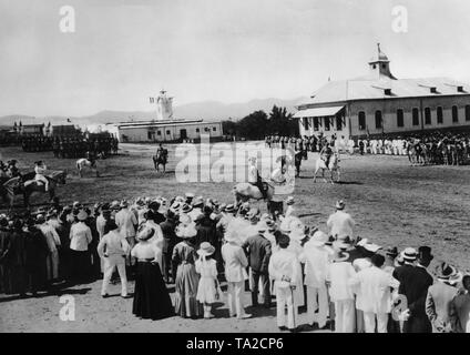 Die deutsche Schutztruppe feiert die Einweihung des Denkmals "Reiter von Suedwest" in Windhoek (ehemalige Deutsch Süd West Afrika) in Erinnerung an die Gefallenen deutschen Soldaten in den Krieg gegen die Herero und Nama. Auf dem Display ist eine Parade mit zahlreichen Zuschauern, Major Victor Franke, der den Truppen zu Gouverneur Dr. Theodor Seitz präsentiert. Stockfoto