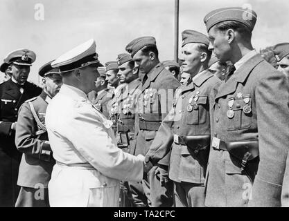 Feldmarschall Allgemeine Hermann Göring (in eine weiße Uniform) Auszeichnungen sergeants (auf der linken und 2. von rechts) ein leutnant (links) und der ersten Leutnants (links) der Legion Condor im Spanischen Goldenen Kreuz in Doeberitz in der Nähe von Berlin am 5. Juni 1939. Die Soldaten tragen Spanisch Aufträge auf der linken Brust. Stockfoto