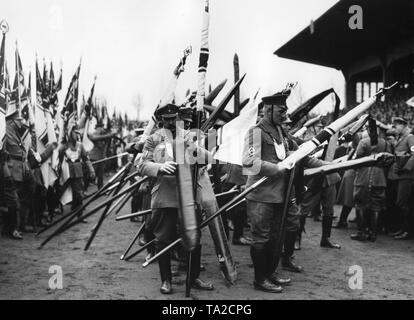 Im Stadion Rote Erde (rote Erde Stadion) in Dortmund, der Gau Dortmund der Nationalsozialistischen Allianz der Roten Front-Fighters organisiert eine Stahlhelmtag, in dem neue Flags enthüllt und geweiht, die nun nicht mehr schwarze Bänder tragen. Stockfoto