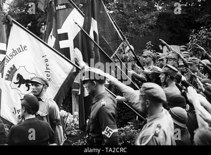 Im Alter Garnisonfriedhof Hasenheide am Columbiadamm in Berlin-neukölln, ein Gedenkstein an die Hitlerjunge Hans Hoffmann, der am Lausitzer Platz in Kreuzberg am 17. August getötet wurde, geweiht. Neben den Flaggen der Hitler Jugend, es gibt auch eine Fahne von einem Berliner Gymnasium. Stockfoto