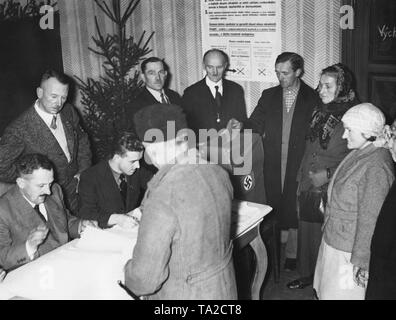 In der Tschechischen besiedelten Dorf Zwetlai in Reichenberg Bereich Wahlen sind für die Sudetendeutsche Nachwahlen statt. Die Tschechen haben ihre Stimme abgegeben. Die volksabstimmung Abstimmungen über die Annexion des Sudetenlandes an das Deutsche Reich. Stockfoto