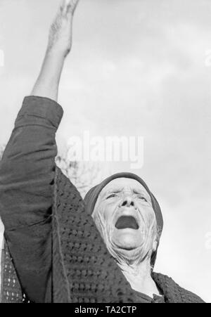 Undatiertes Foto der trauernden Frau ihre Hand im Gebet. Stockfoto