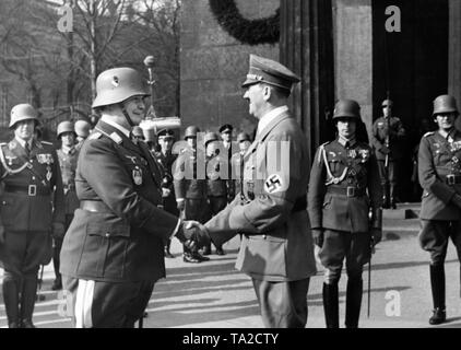 Adolf Hitler ist von Hermann Göring vor dem Mahnmal "Unter den Linden" in Berlin begrüßt. Der Anlass ist die Heldengedenktag ('Tag des Gedenkens an die Helden"). Stockfoto