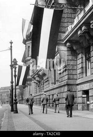 Schwarz-weiß-roten Fahnen hängen anlässlich des Preußischen Landtags Wahlen am Sitz der Deutschen Nationalen Partei an der Friedrich-Ebert-Straße 29 in Berlin. Stockfoto