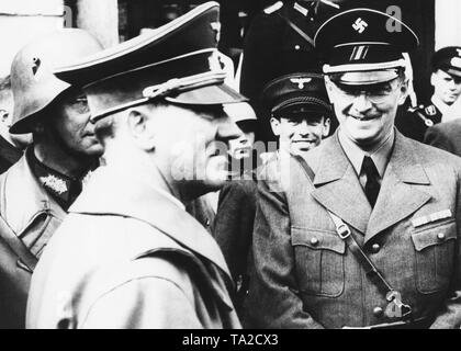 Gauleiter des Sudetenlandes Konrad Henlein (rechts) mit Adolf Hitler in der Stadt als am 3. Oktober 1938, während der Besetzung des Sudetenlandes. Auf der linken Seite, General Walter von Reichenau, Kommandant der Truppen. Stockfoto