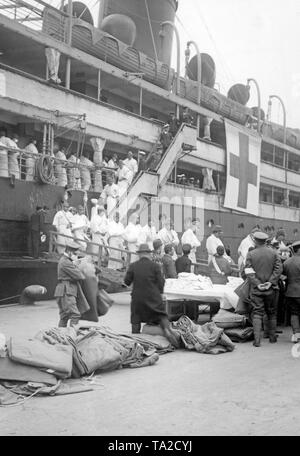 Das Krankenhaus Schiff Mijuho der japanischen Marine bringt der japanischen Soldaten nach Tokio verletzt. Die Soldaten waren während des Zweiten Japanese-Chinese Krieg verwundet. Stockfoto