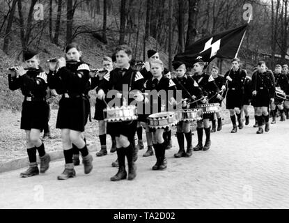 Pimpfs marschieren im Einklang mit der Musik auf einem Waldweg. Stockfoto