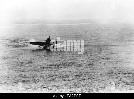 Während einer Mission eine Arado Ar 196 Wasserflugzeug landet in der Nähe von einem Schlachtschiff der Deutschen Marine an Bord das Kriegsschiff wieder genommen werden. Foto: langegger. Stockfoto