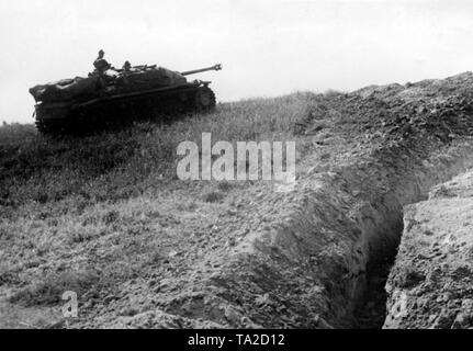 Ein deutscher Sturmgeschuetz III neben einem eroberten Sowjetischen graben während der Kämpfe an der Weichsel. Copyright: Max Scheler/SZ Foto. Stockfoto