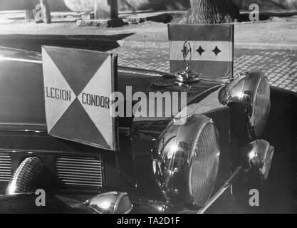 Undatiertes Foto von Wimpel der Legion Condor am Fahrzeug (Mercedes-Benz 770, W150) Der Kommandant der Legion, Major General Wolfram Freiherr von Richthofen während der siegesparade der Legion Condor in Berlin am 6. Juni 1939. An der Front, Wimpel des Kommandanten, in der Rückseite der Stabschef. Stockfoto