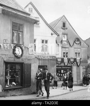 Die Häuser in Reichenberg (heute Liberec) sind anlässlich der Sudetendeutschen nachwahlen eingerichtet. Flaggen der Sudetendeutsche Partei hängen aus den Fenstern. Bei der Volksabstimmung abgegebenen Stimmen, werden über die Annexion des Sudetenlandes an das Deutsche Reich. Stockfoto