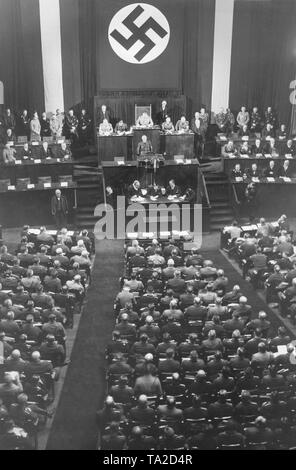 Die nationalsozialistische Innenminister Wilhelm Frick (am Rednerpult) spricht bei der Eröffnung der Reichstag in Berlin Kroll Oper. Als Präsident des Reichstags, Hermann Göring. Stockfoto