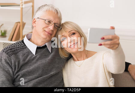 Liebevolle Senior Paar, Selfie, genießen die Zeit zusammen Stockfoto