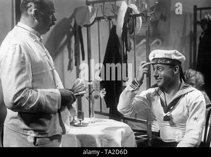 Heinz Ruehmann wie Heini Jaeger in der Komödie "Drei Bluejackets und eine Blonde", Regie: Carl Boese. Alle drei Jungen verlieben mit einem blonden Mädchen. Stockfoto