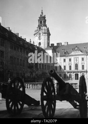 Blick aus dem Innenhof auf dem Turm der Heidecksburg im Thüringer Wald. Die ehemalige Residenz der Fürsten von Schwarzenburg-Rudolstadt. Stockfoto