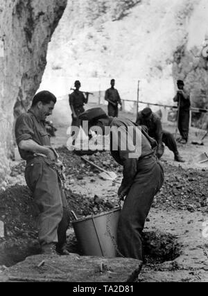 Deutsche und Ungarische Pioniere bereiten die Strahlen Betrieb von einem Pass. Im Vordergrund zwei der Pioniere heben Sie den Sprengstoff in die Löcher. Dies nicht einer von ihnen vom rauchen eine Zigarette zu verhindern. Foto der Propaganda Firma (PK): kriegsberichterstatter Mittelstaedt. Stockfoto