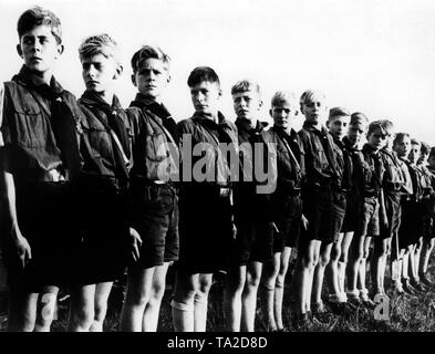 Die ersten Mitglieder des Deutsches Jungvolk stehen Schlange im Jahre 1933. Sie tragen ihre neuen Uniformen: braune Hemden, schwarzen Schlagstöcken und das Blitzsymbol auf der Gürtelschnalle. Stockfoto