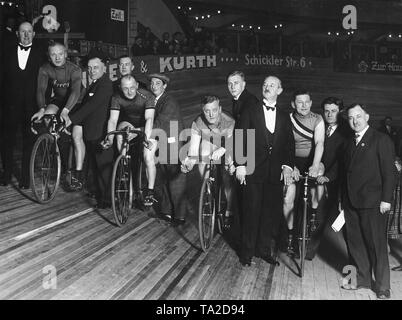 Vier Titel Radfahrer Warten auf den Start der Senioren Rennen im Berliner Sportpalast. Von links: Stellenbrink, Techmer, Ruett (Gewinner), Arendt. Stockfoto